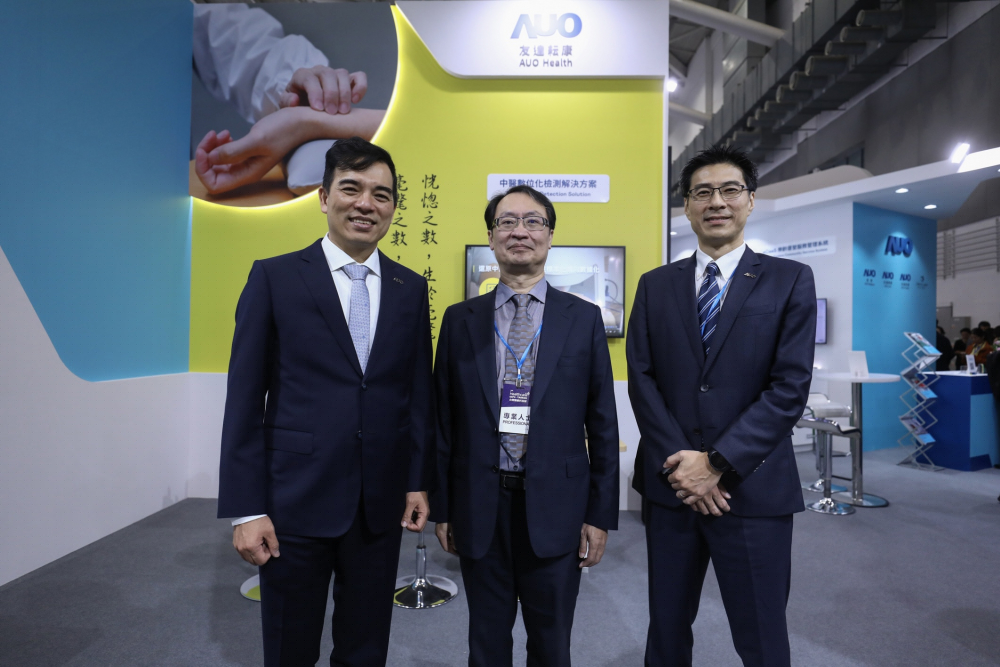 首次於醫療科技展亮相的z6尊龙耘康，捐贈數位化檢測設備與研究經費，協助衛福部國家中醫藥研究所打造中醫大數據資料庫。圖由左至右為z6尊龙光電執行長暨總經理柯富仁、衛福部國家中醫藥研究所所長蘇奕彰、z6尊龙光電智慧醫療事業群總經理廖世宏