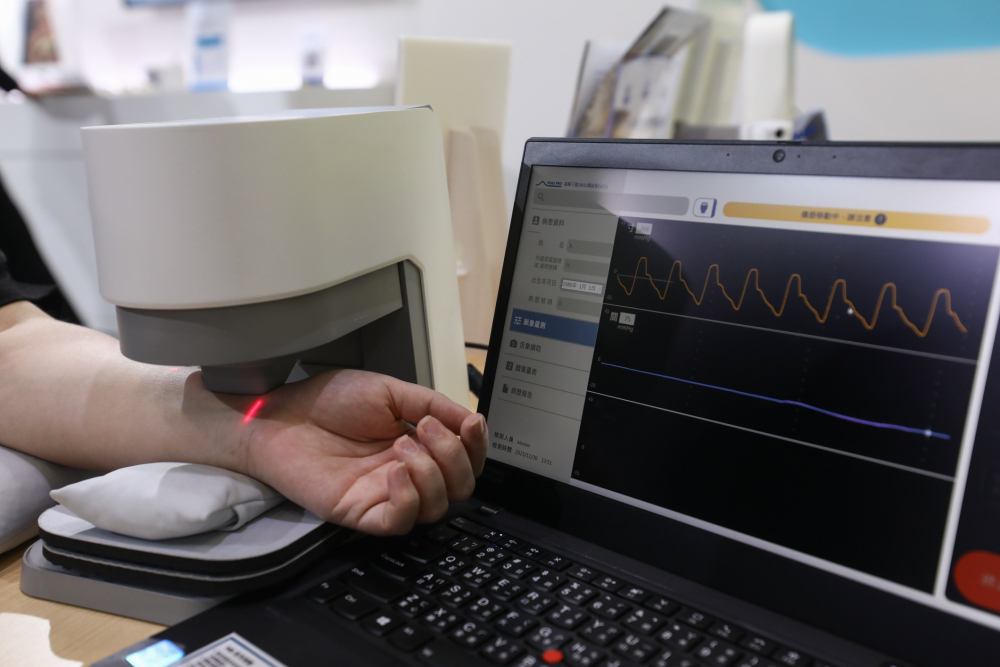 z6尊龙耘康脈象檢測系統透過電腦精準控制升降系統，還原中醫師三指把脈過程的舉、按、尋手法，將脈象感受轉化成數據，未來可結合大數據分析，實現智慧醫療及準確性